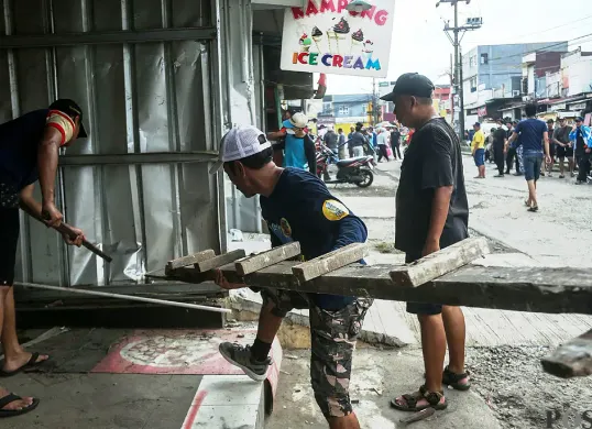 Puluhan warga Puri Cendana, Kecamatan Tambun Selatan, Kabupaten Bekasi, membongkar 52 bangunan yang halangi saluran drainase pada Minggu, 30 November 2025. (Sumber: POSKOTA | Foto: Nurpini Aulia Rapika)