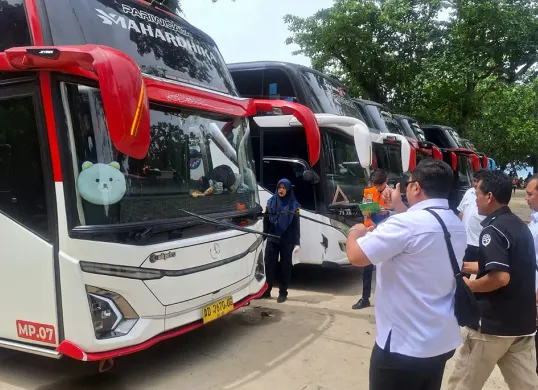 Sejumlah petugas BPTD Banten saat melakukan ramp check kendaraan di Anyer Cilegon. (Sumber: Dok. BPTD Banten)