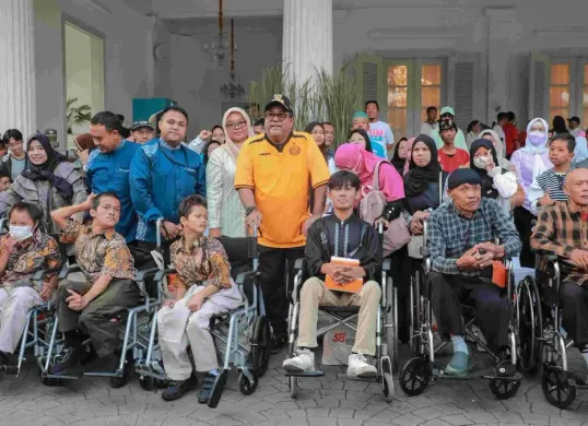 Wakil Gubernur Jakarta, Rano Karno memberikan 146 KLG kepada penyandang disabilitas secara simbolis di Balai Kota Jakarta, Minggu, 30 November 2025. (Sumber: Dok. Pemprov Jakarta)