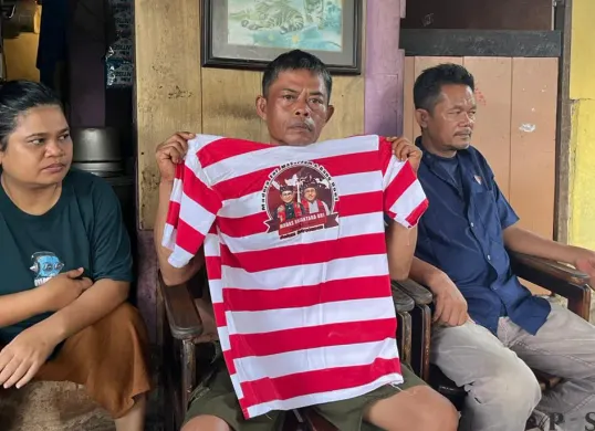 Warga Kampung Ujung, Kebon Nanas, Jakarta Timur, Minggu, 30 November 2025. (Sumber: POSKOTA | Foto: M Tegar Jihad)