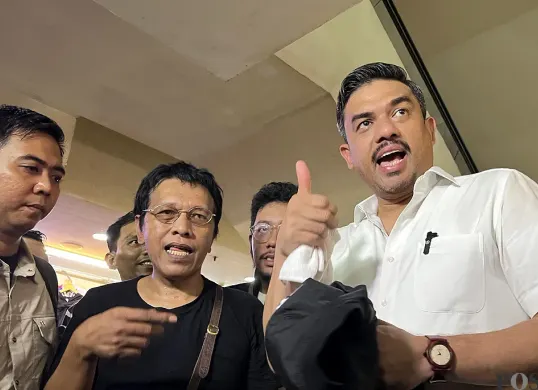 Menteri UMKM, Maman Abdurrahman (kanan) dan anggota DPR RI, Adian Napitupulu (kiri), usai melihat aktivitas jual beli pakaian bekas atau thrifting di Pasar Senen, Jakarta Pusat, Minggu, 30 November 2025. (Sumber: POSKOTA | Foto: Pandi Ramedhan)