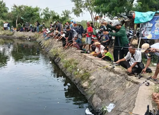 Para pemancing di Danau Puspemkab, Kabupaten Serang, Minggu, 30 November 2025. (Sumber: Poskota/Rahmat Haryono)