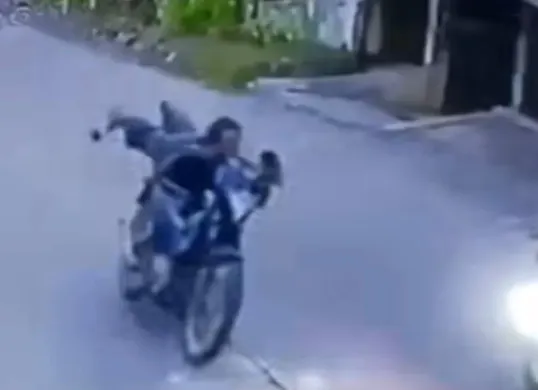 Tangkap layar pengendara motor Satria FU ugal-ugalan bergaya superman yang memicu kecelakaan maut di Jalan Bunar, Kabupaten Bogor.