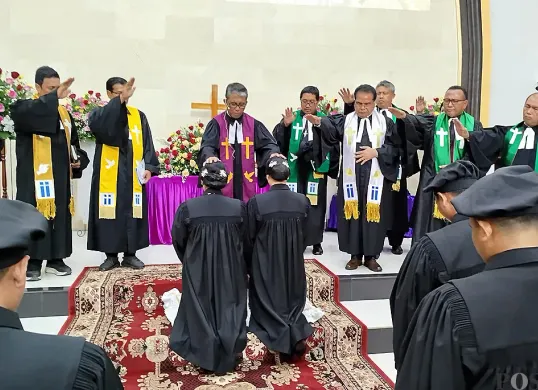 Prosesi penahbisan para pendeta Huria Kristen Indonesia (HKI) se-Indonesia di HKI Cawang Cililitan, Minggu, 30 November 2025. (Sumber: POSKOTA | Foto: Ramot Sormin)