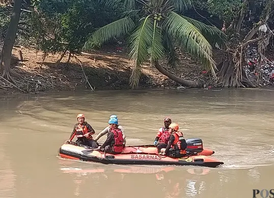 Unit SAR gabungan masih melakukan pencarian terhadap Fatur 6 tahun, bocah yang hilang dan diduga tenggelam di aliran Kali Cikarang. (Sumber: POSKOTA | Foto: Nurpini Aulia Rapika)