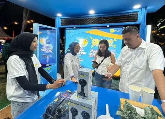 Petugas PLN dengan ramah menyampaikan penjelasan mengenai program Gelegar PLN Mobile dan hadiah menarik yang bisa diperoleh kepada pengunjung. (Sumber: Dok. PLN UID Jakarta Raya)