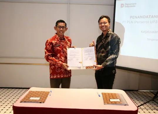 Manager PLN UP3 Bintaro, Hendar Prisnadianta (kanan) dan Kepala Kejari Tangsel, Apreza Darul Putra (kiri) memperlihatkan dokumen PKS. (Sumber: Dok. PLN UID Jakarta Raya)