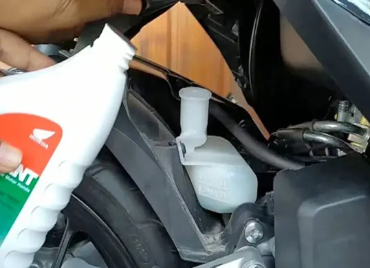 Ilustrasi, pengurasan dan penggantian air radiator penting dilakukan untuk menjaga suhu mesin pada kendaraan. (Sumber: Dok Honda)
