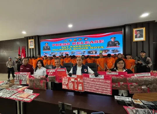 Polisi melakukan keterangan pers di Mapolresta Bogor Kota, terkait pengungkapan kasus narkotika, kurun waktu September 2025, Rabu, 1 Oktober 2025. (Sumber: Poskota/Giffar Rivana)