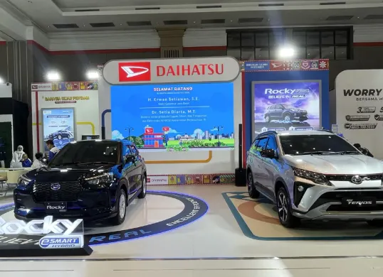 Daihatsu hadir di GIIAS Bandung 2025 dengan menghadirkan Terios dan Rocky e-Smart Hybrid, kendaraan hybrid pertama Daihatsu di Indonesia. (Sumber: Dok Daihatsu Indonesia)