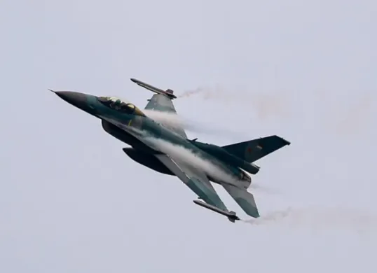 Fenomena pesawat dan helikopter memadati langit Jakarta ramai di media sosial. Ternyata, ini adalah latihan TNI untuk HUT ke-80. (Sumber: Instagram/@militer.udara)