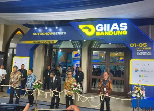 GIIAS Bandung 2025 resmi dibuka di Sudirman Grand Ballroom, Kota Bandung, Rabu, 1 Oktober 2025. (Sumber: Poskota/Erwan Hartawan)