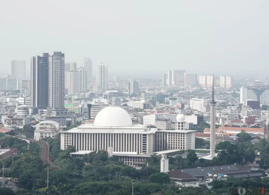 Ilustrasi, lanskap kota yang diselimuti polusi udara di Jakarta, Jum'at, 26 September 2025. (Sumber: Poskota/Bilal Nugraha Ginanjar)