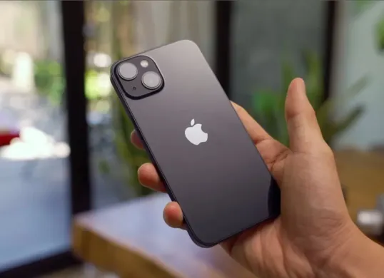 Berapa biaya ganti baterai iPhone 13 di iBox? (Sumber: YouTube/Gadgetin)
