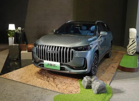 JAECOO J8 SHS ARDIS resmi diluncurkan di Jakarta, mencatatkan rekor MURI sebagai mobil hybrid dengan jarak tempuh 1.660 km. (Sumber: JAECOO)