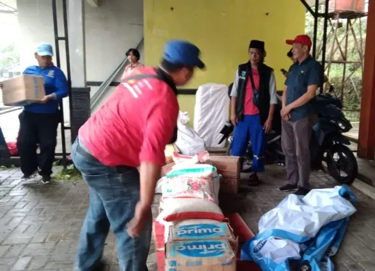 Para personel KSB Banten mendistribusikan logistik ke tiap Lumbung Sosial di beberapa kecamatan di Kabupaten Pandeglang. (Sumber: Dok. KSB Banten)