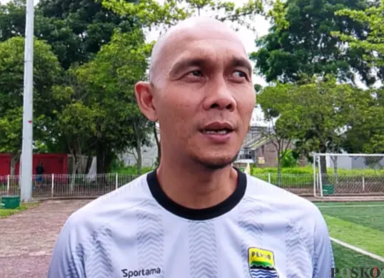 Pelatih kiper Persib Bandung U-20, Markus Haris Maulana di Lapangan Uni Jebreeetmedia Arena, Mekarjaya, Rancasari, Kota Bandung, Rabu, 1 Oktober 2025. (Sumber: Poskota/Gatot Poedji Utomo)