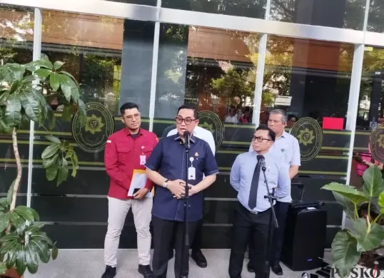 Jumpa pers pelimpahan berkas tersangka kasus tata kelola minyak mentah dari Kejari Jakpus ke PN Jakpus, Rabu, 1 Oktober 2025. (Sumber: Poskota/Ramot Sormin)