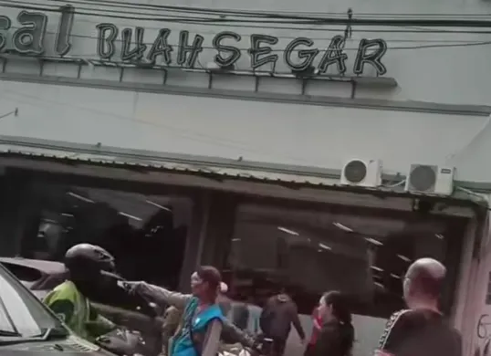 Sebuah mobil yang dikemudikan seorang wanita menabrak toko buah di Jalan Taman Surya, Kalideres, Jakarta Barat, pada Selasa, 30 September 2025. (Sumber: Istimewa)