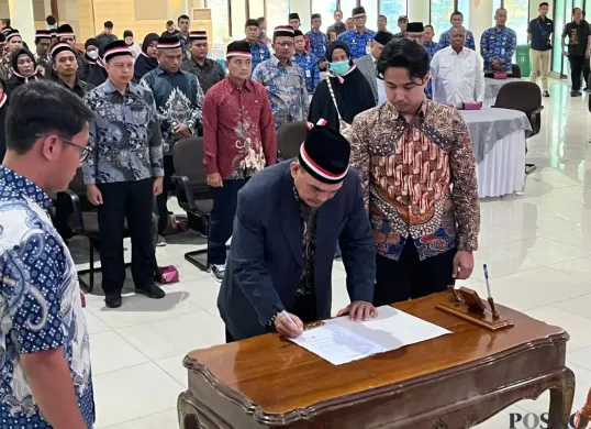 Mantan anggota NII menyatakan ikrar setia kepada NKRI di Kantor MUI Kota Tangerang, Sukaasih, Tangerang, Rabu, 1 Oktober 2025. (Sumber: Poskota/Pandi Ramedhan)