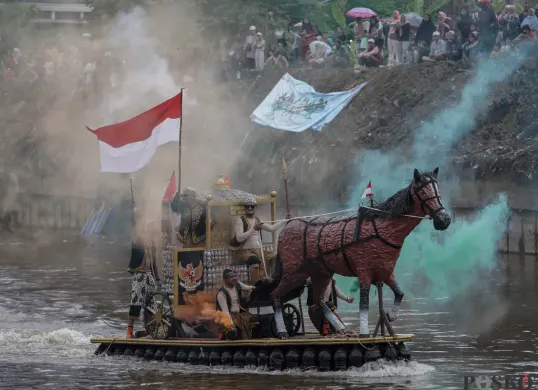Parade Perahu Daur Ulang di Festival Cinta Lingkungan