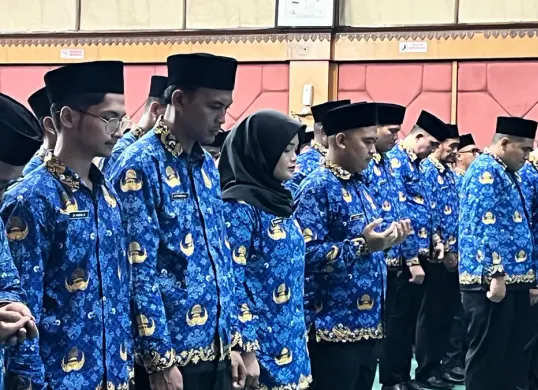 Sebanyak 385 Pegawai Pemerintah dengan Perjanjian Kerja (PPPK) tahap dua resmi dilantik Pemkot Bekasi, Rabu 1 Oktober 2025. Prosesi pengambilan sumpah jabatan berlangsung khidmat di Gedung Balai Patriot. (Sumber: Istimewa)