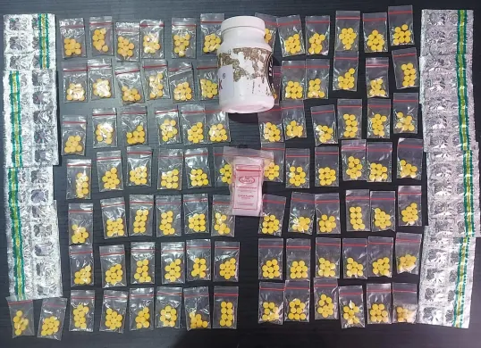 Barang bukti ratusan butir pil tramadol dan hexymer dari tersangka EA. (Sumber: Dok. Humas Polresta Serang)