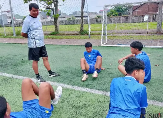 Pelatih Persib U-20, Sabrun Hanafi saat memandu latihan di Lapangan Uni Jebret Media, Mekarjaya, Rancasari, Kota Bandung, Rabu, 1 Oktober 2025. (Sumber: Poskota/Gatot Poedji Utomo)