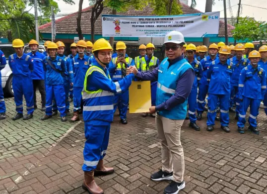 PLN UP3 Lenteng Agung secara simbolis menyerahkan berita acara penyalaan kepada petugas lapangan dalam Apel Penyalaan Serentak pasang baru dan tambah daya bagi 1.700 pelanggan. (Sumber: Dok. PLN UID Jakarta Raya)