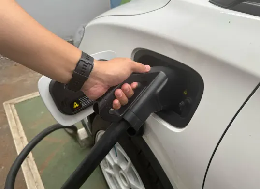 Bagi pengguna mobil listrik ada beberapa kendala teknis yang perlu diwaspadai, salah satunya masalah charger gun yang kadang tersangkut. (Sumber: NETA)