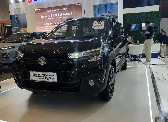 Suzuki menampilkan teknologi kendaraan hybrid ramah lingkungan di GIIAS Bandung 2025. (Sumber: POSKOTA | Foto: Erwan Hartawan)