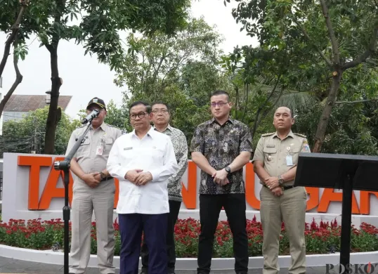 Gubernur Jakarta Pramono Anung bersama Anggota DPRD DKI Jakarta Hardiyanto Kenneth saat meresmikan Taman Bugar, Kebon Jeruk, Jakarta Barat. (Sumber: Poskota/M. Tegar Jihad)