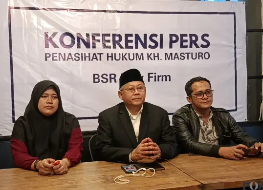 Keluarga Masturo Rohili, didampingi kuasa hukumnya, Bambang Sunaryo, menggelar konferensi pers di Bekasi Selatan, Rabu 1 Oktober 2025. (Sumber: POSKOTA | Foto: Nurpini Aulia Rapika)