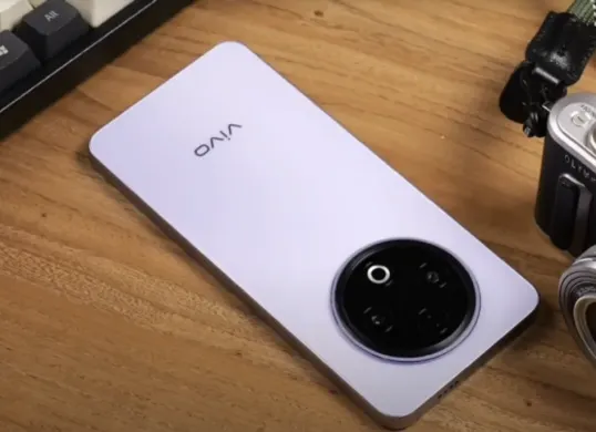 Vivo Y500 Pro buktikan lompatan besar seri Y dengan kamera flagship 200MP. Simak bagaimana Vivo menggebrak segmen mid-range premium dengan spesifikasi tinggi. (Sumber: YouTube/ViaTech)