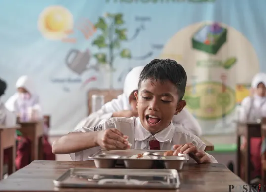 Ilustrasi siswa menyantap Makan Bergizi Gratis (MBG). (Sumber: Poskota/Bilal Nugraha Ginanjar)