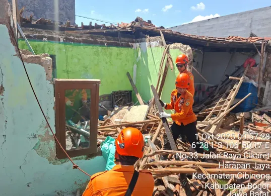 Petugas BPBD Kabupaten Bogor membersihkan puing-puing rumah ambruk di Cibinong. (Sumber: BPBD)