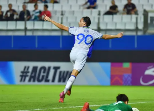 Potret penyerang Persib Bandung, Andrew Jung saat melakukan selebrasi usai mencetak gol ke gawang Bangkok United. (Sumber: Persib)