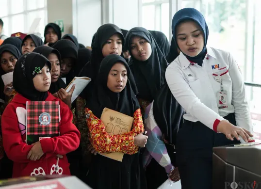 Asiknya Siswa Sekolah Dasar Belajar Naik KRL
