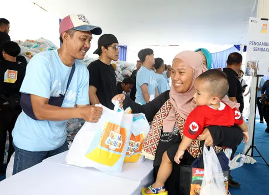 Bank Mandiri menggelar Program Pasar Murah Mandiri yang diikuti ribuan masyarakat serta pelaku UMKM lokal. (Sumber: Corsec Bank Mandiri)