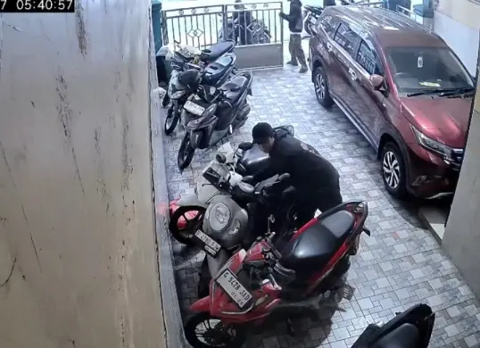 Aksi pencurian motor di indekos kawasan Jalan Surya Raya, Bekasi Selatan, terekam kamera CCTV pada Sabtu 27 September 2025 sekitar pukul 05.40 WIB. (Sumber: Istimewa)