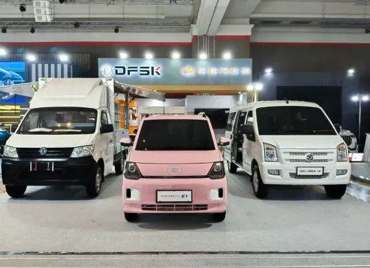 DFSK & SERES menampilkan mobil listrik DFSK Gelora E dan SERES E1 dalam pameran GIIAS 2025 di Kota Bandung. (Sumber: Dok. DFSK)