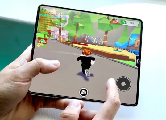 Gaming di Samsung Galaxy Fold 7. (Sumber: YouTube/Cozy Alpaca)