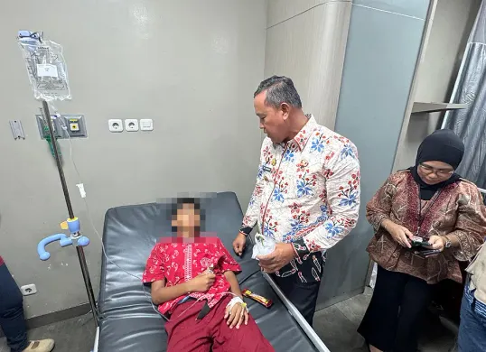 Wali Kota Bekasi, Tri Adhianto, menjenguk siswa SDN Kota Baru III yang dirawat di RS Ananda Bekasi, diduga mengalami keracunan MBG. (Sumber: Dok Humas Pemkot Bekasi)