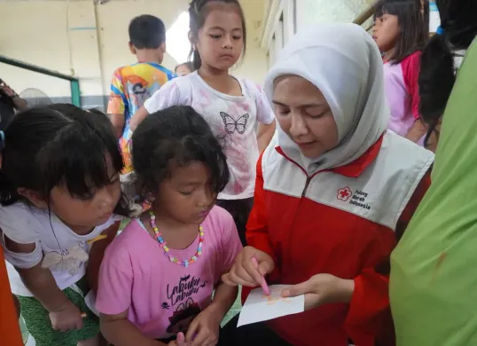 Anak-anak korban kebakaran di Tamansari, Jakarta Barat, mendapatkan dukungan psikososial. (Sumber: PMI Jakarta Barat)