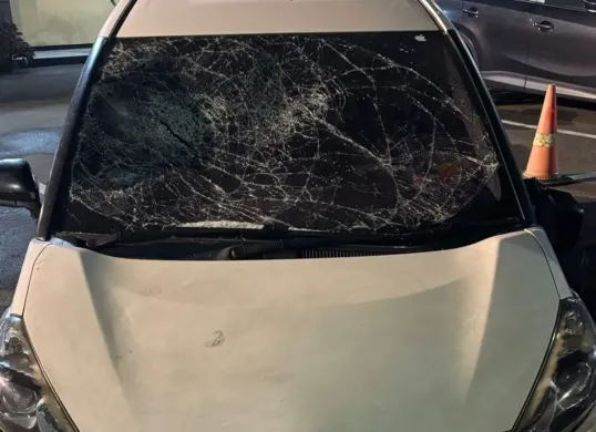 Satu unit Toyota Sienta Putih yang dirusak warga diamankan di Mapolres Metro Depok penyelidikan lebih lanjut. (Sumber: Polres Metro Depok)