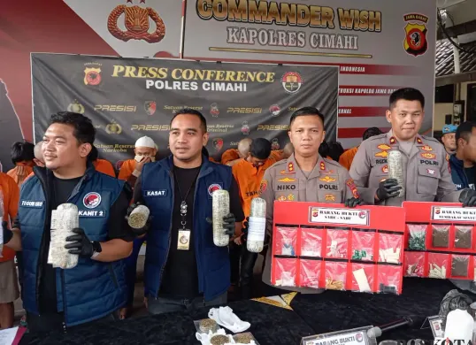 Polisi menggelar jumpa pers kasus tembakau sintetis rumahan di Mako Polres Cimahi, Kamis, 2 Oktober 2025. (Sumber: Poskota/Gatot Poedji Utomo)