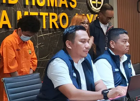 Jumpa pers penangkapan pelaku akses ilegal dan manipulasi data nasabah bank di Mapolda Metro Jaya, Jakarta Selatan, Kamis, 2 Oktober 2025. (Sumber: Poskota/Ali Mansur)