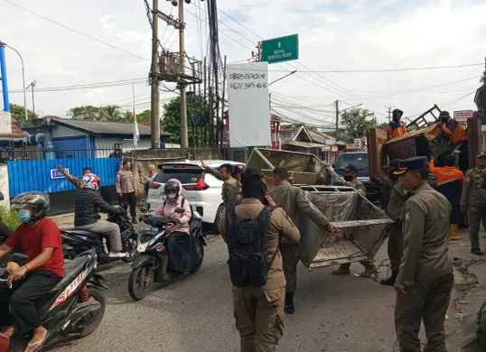 Petugas Satpol PP Kabupaten Bogor membongkar puluhan bangunan liar PKL di Jalan Citeureup-Babakan, Kamis 2 Oktober 2025. (Sumber: Dok Satpol PP)