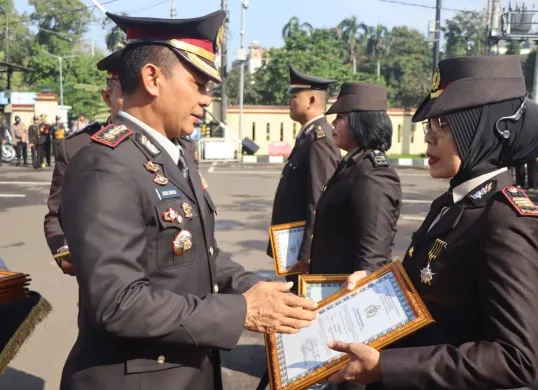 Kapolres Metro Depok, Kombes Pol Abdul Waras memberikan penghargaan kepada 12 personel Satlantas Polres Metro Depok. (Sumber: Polres Metro Depok)
