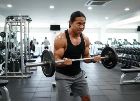 Contoh prompt Gemini AI foto sendirian cowok di gym. (Sumber: Istimewa)